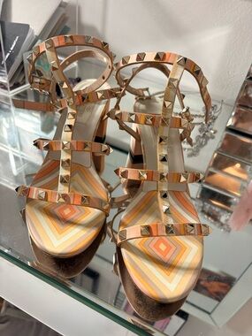 Valentino
Rockstud Accents Leather Gladiator Sandals
Women's Size: 9 | IT 39